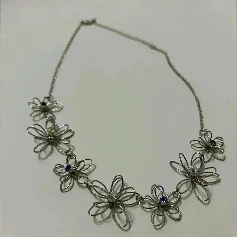 WIREY Flower Nexklace with center rhinestones